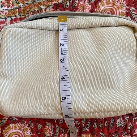 𝅺3 make up bags 1 Bare minerals and 2 old navy bags and one Earthbound head band - Picture 1 of 11